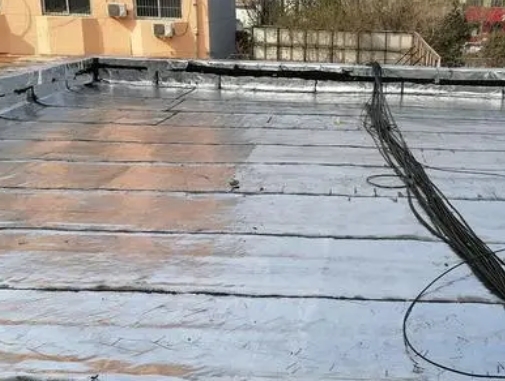 革吉卫生间漏水维修公司分享下革吉屋面楼顶防水刚性防水层施工要点。